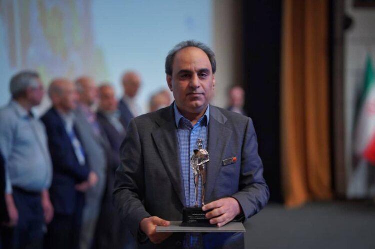 تندیس مرد سال فولاد ایران در دستان فولاد خوزستان (+عکس)